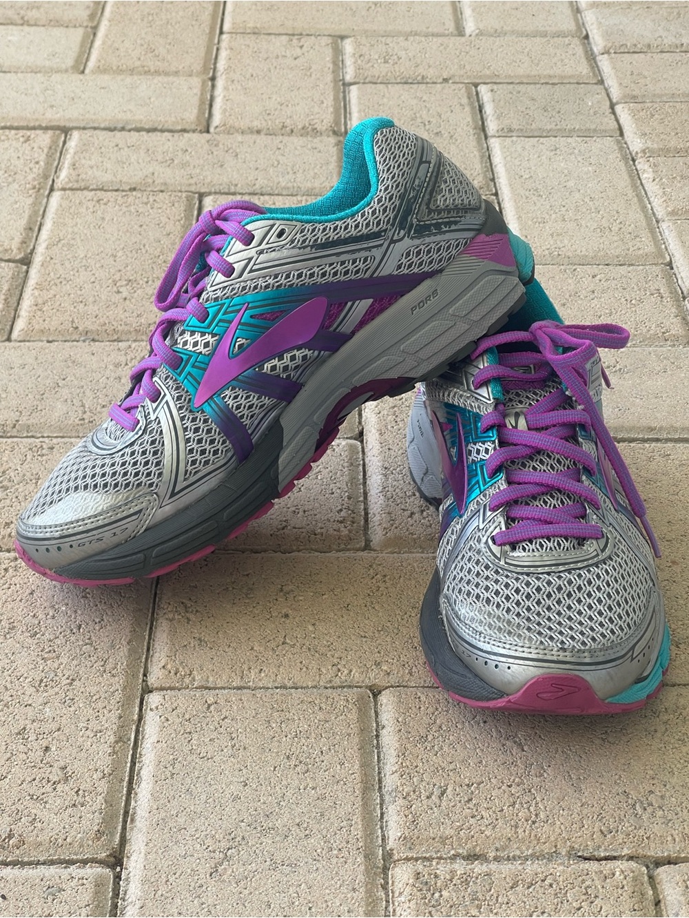 Brooks women's running shoes in a silver, purple Blue Size 9
